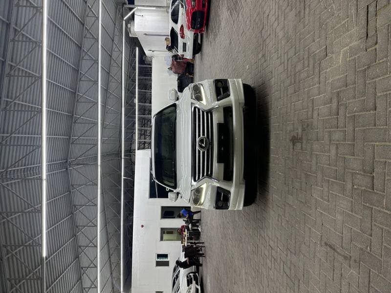 2010 Lexus LX 570 thumbnail 3