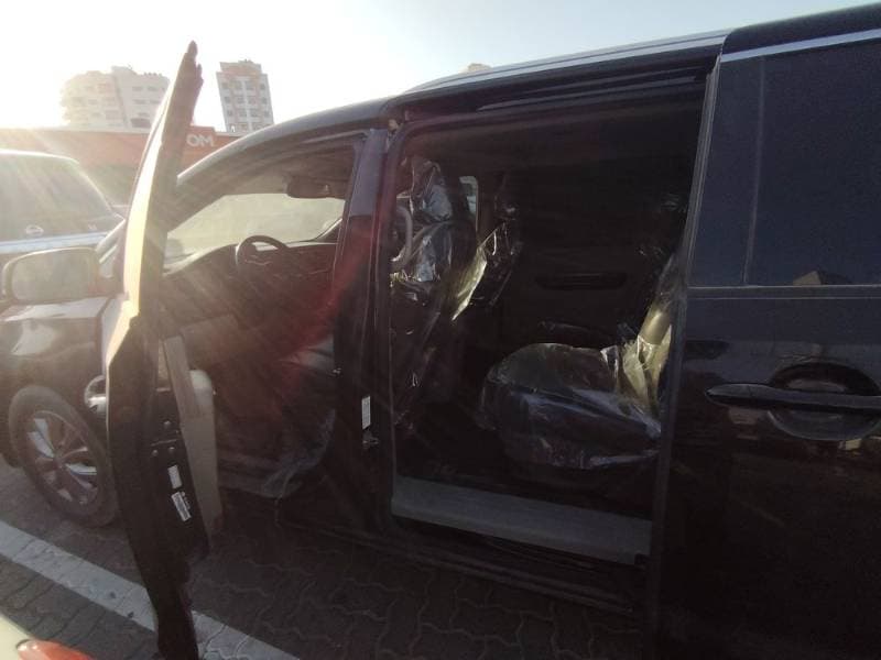 2016 Kia Sedona thumbnail 4