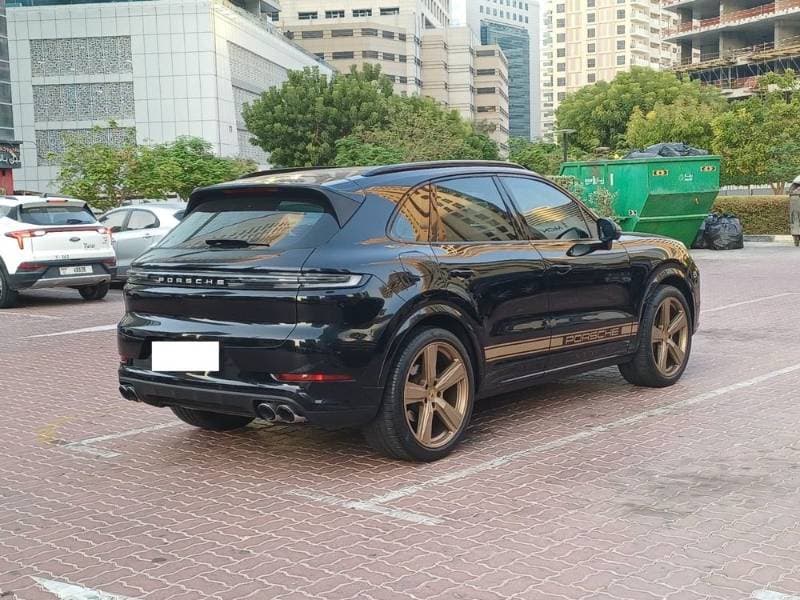 2024 Porsche Cayenne thumbnail 2