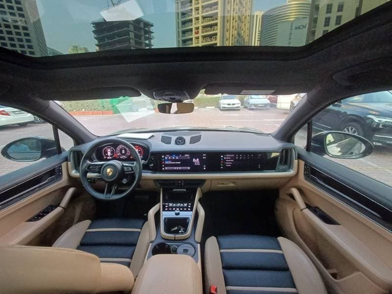 2024 Porsche Cayenne thumbnail 3