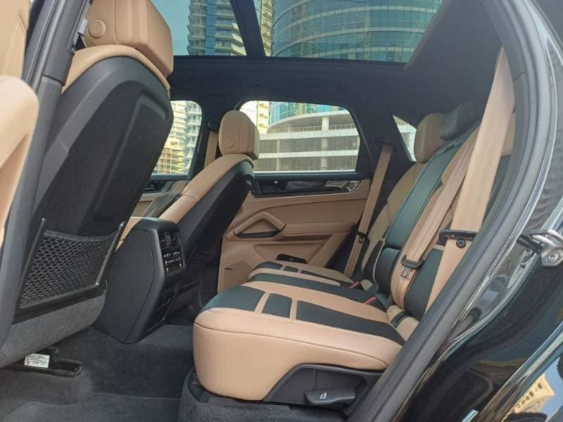 2024 Porsche Cayenne thumbnail 4