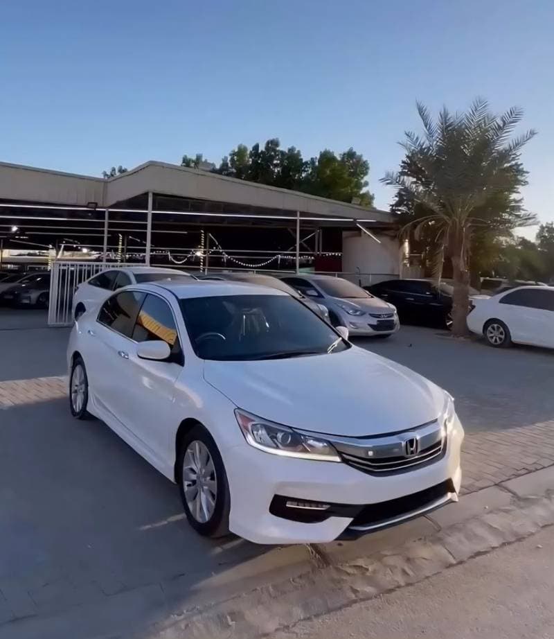 2017 Honda Accord thumbnail 2