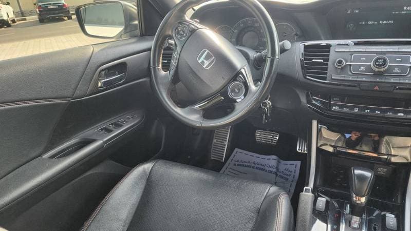 2017 Honda Accord thumbnail 4