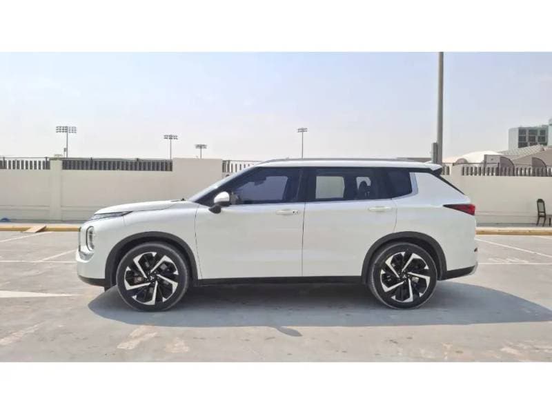 2023 Mitsubishi Outlander thumbnail 4