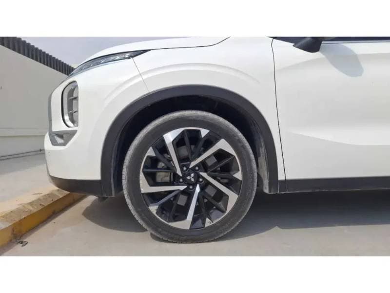 2023 Mitsubishi Outlander thumbnail 9