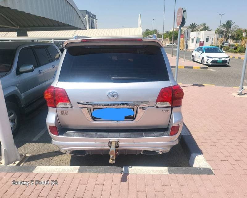 2015 Toyota Land Cruiser thumbnail 3