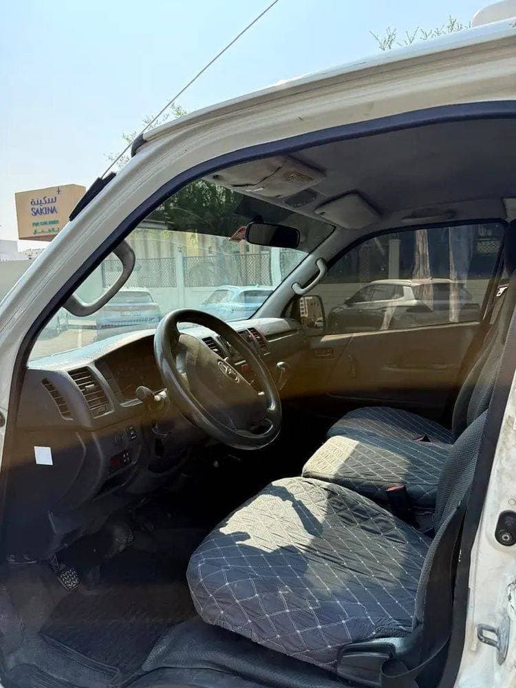 2016 Toyota Hiace thumbnail 2