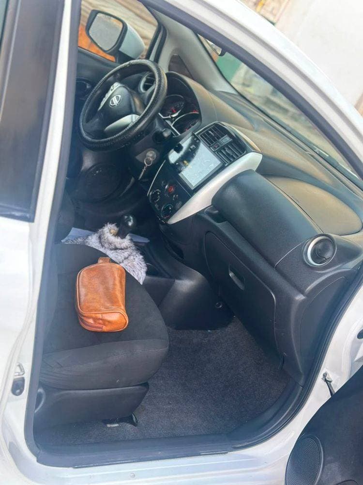 2015 Nissan Versa thumbnail 3