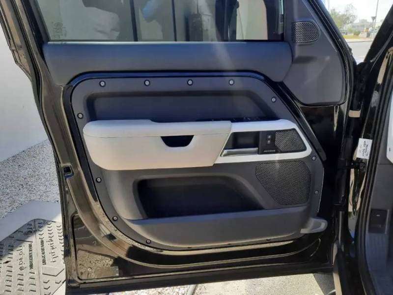 2023 Land Rover Defender thumbnail 10