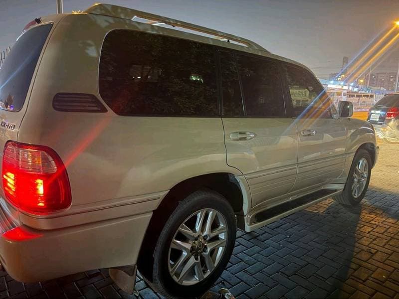 2004 Lexus LX thumbnail 3