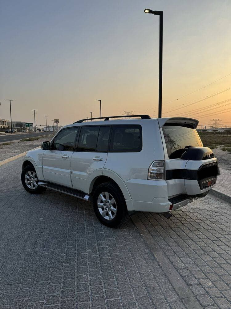 2017 Mitsubishi Pajero thumbnail 3