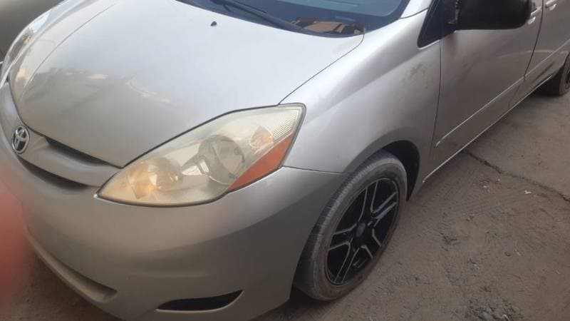 2006 Toyota Sienna thumbnail 2