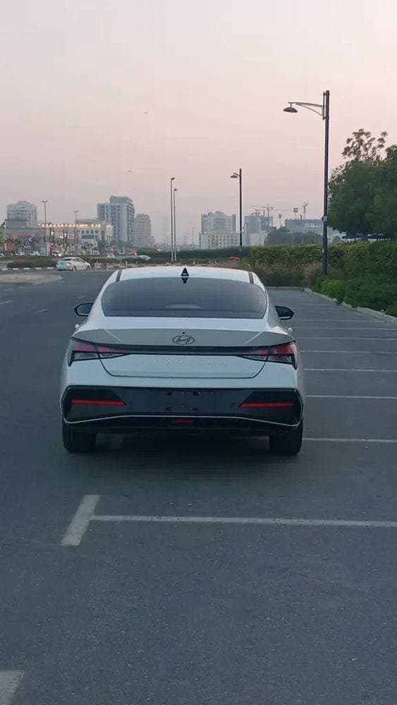 2024 Hyundai Elantra thumbnail 2
