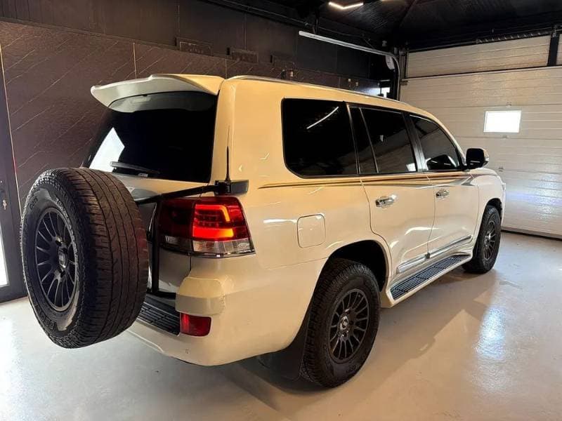 2018 Toyota Land Cruiser thumbnail 3