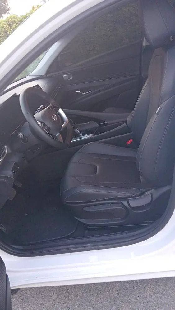 2024 Hyundai Elantra thumbnail 3