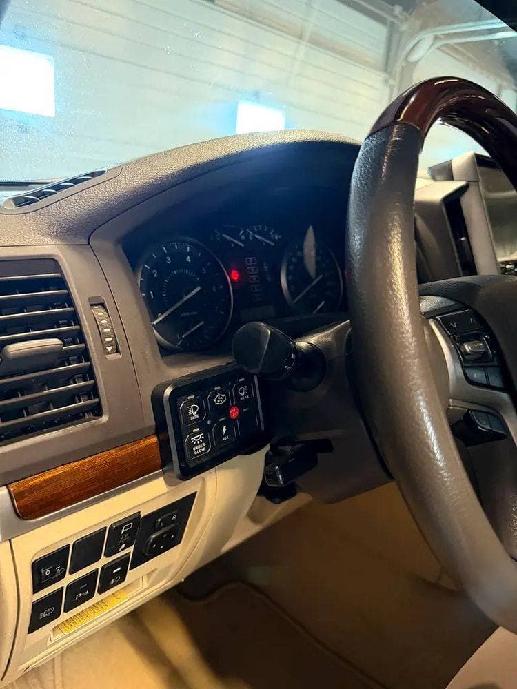 2018 Toyota Land Cruiser thumbnail 2