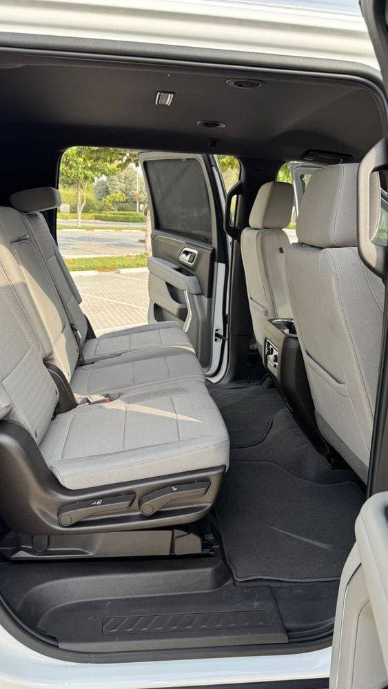2023 Chevrolet Suburban thumbnail 4
