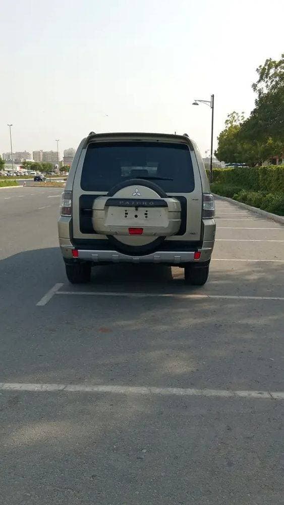 2012 Mitsubishi Pajero thumbnail 3
