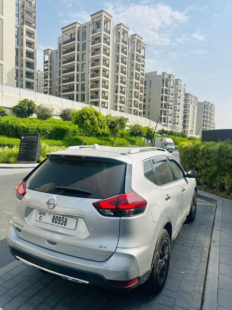 2018 Nissan Rogue thumbnail 3