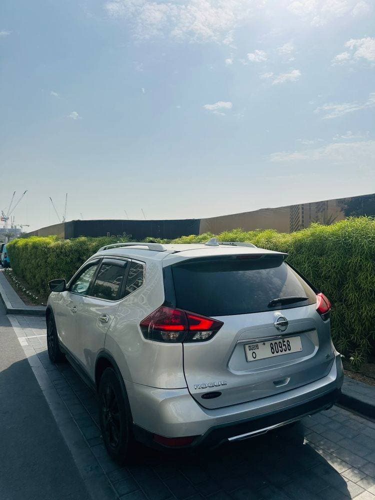 2018 Nissan Rogue thumbnail 4
