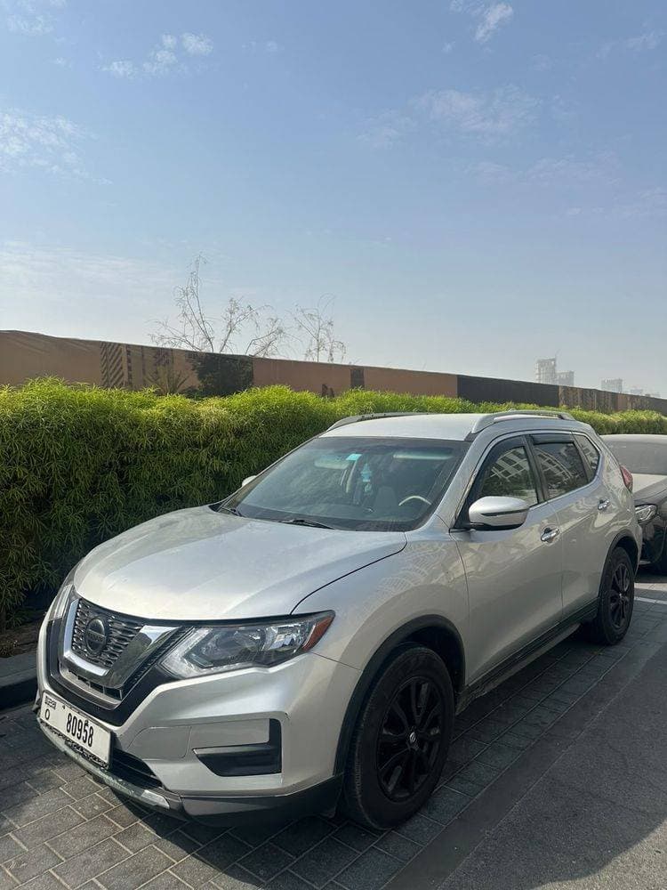 2018 Nissan Rogue thumbnail 2