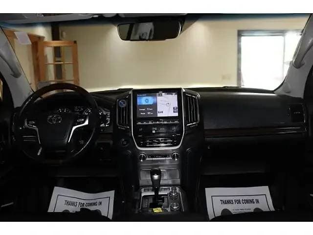 2016 Toyota Land Cruiser thumbnail 2