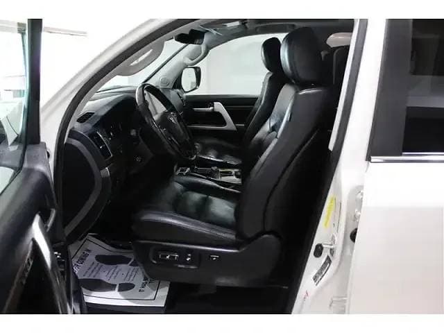 2016 Toyota Land Cruiser thumbnail 3