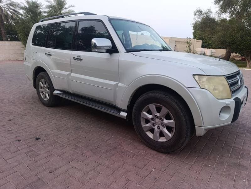 2011 Mitsubishi Pajero thumbnail 2