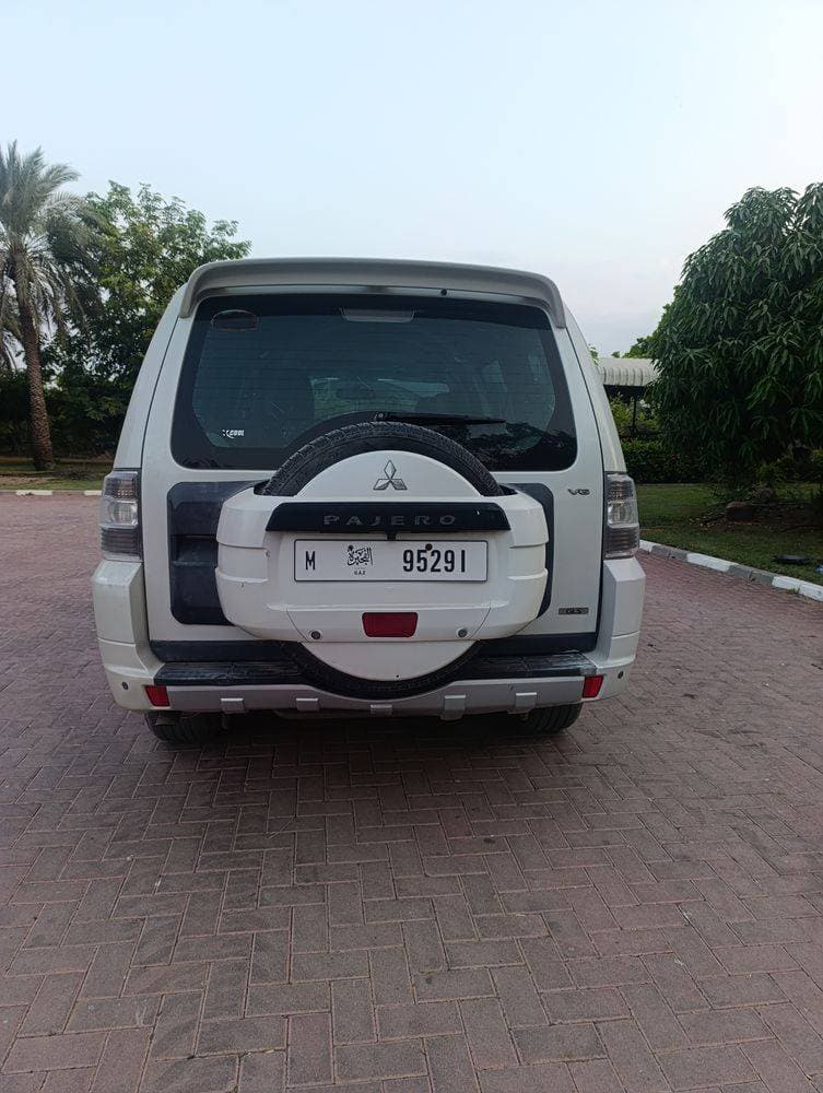 2011 Mitsubishi Pajero thumbnail 5
