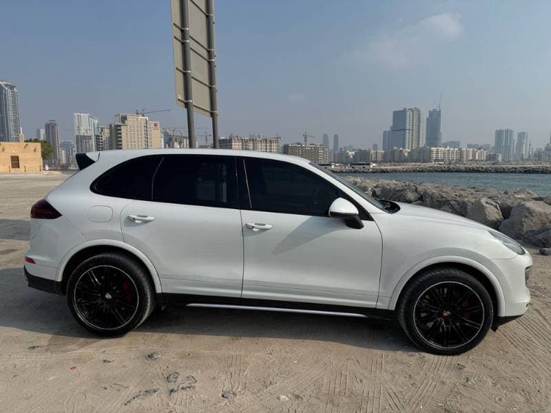 2015 Porsche Cayenne thumbnail 2