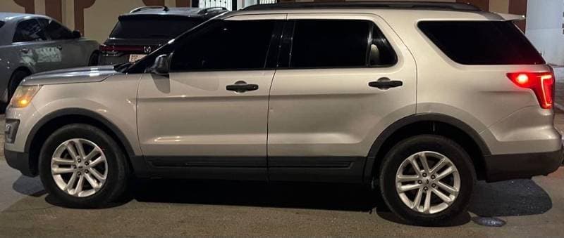 2016 Ford Explorer thumbnail 2