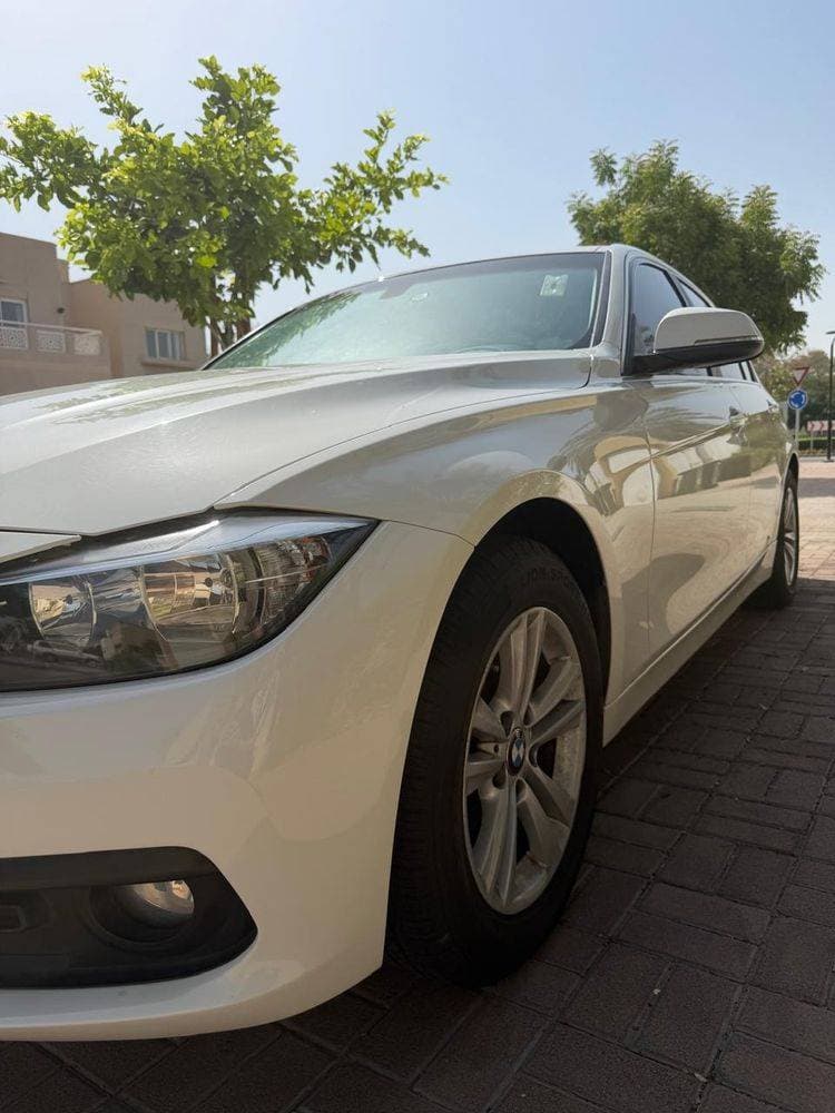 2017 BMW 3 Series Sedan thumbnail 3