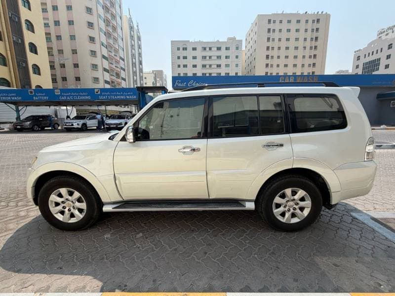 2011 Mitsubishi Pajero thumbnail 2