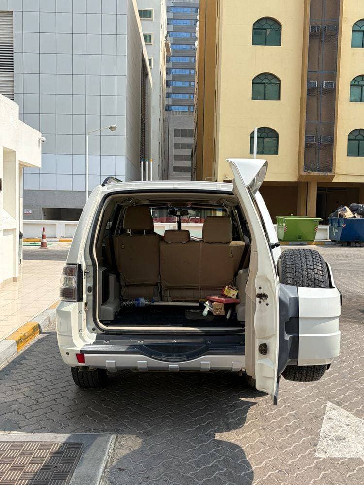 2011 Mitsubishi Pajero thumbnail 4
