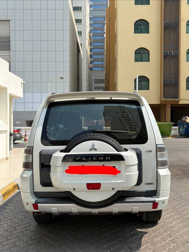 2011 Mitsubishi Pajero thumbnail 3