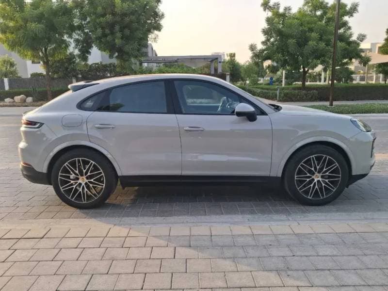 2024 Porsche Cayenne thumbnail 3