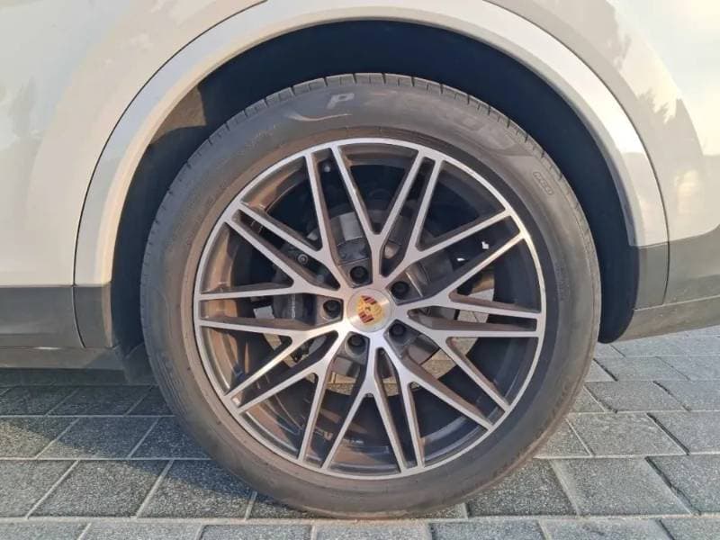 2024 Porsche Cayenne thumbnail 9