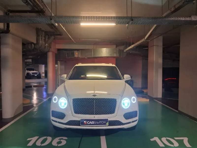 2017 Bentley Bentayga thumbnail 2