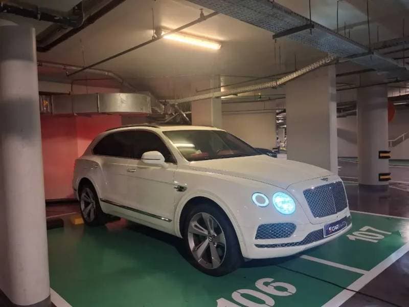 2017 Bentley Bentayga thumbnail 3