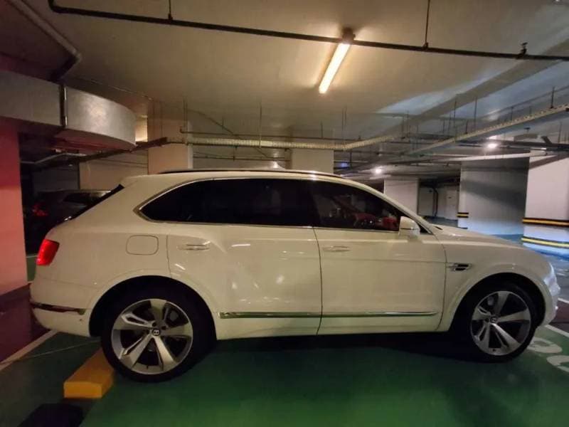 2017 Bentley Bentayga thumbnail 4