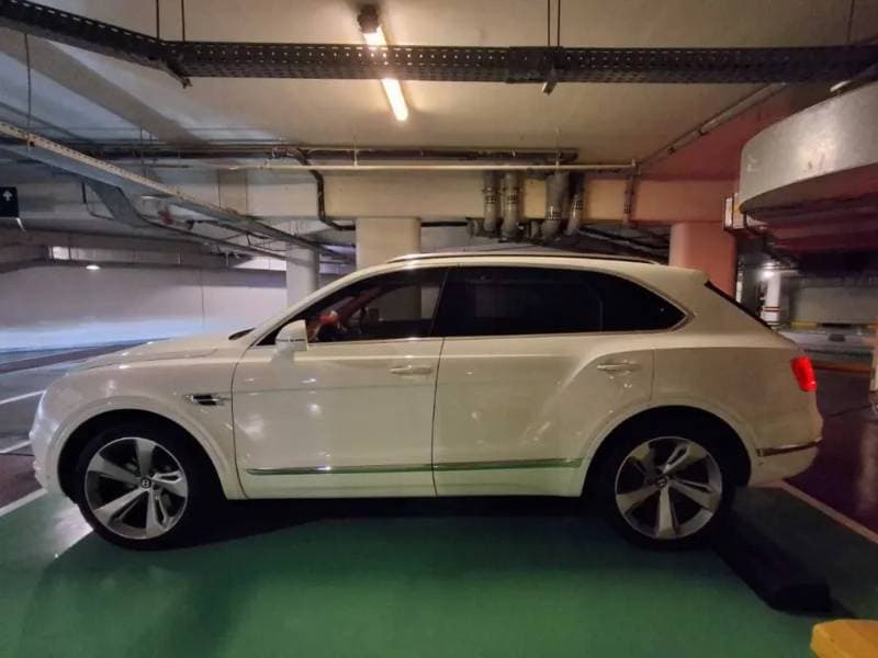 2017 Bentley Bentayga thumbnail 8