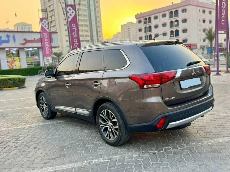 2016 Mitsubishi Outlander thumbnail 2