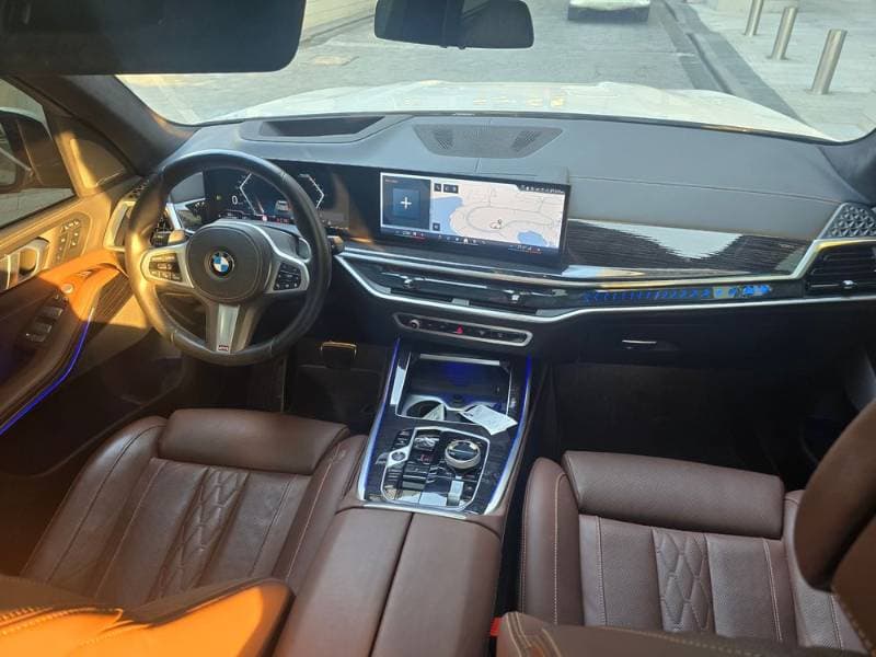 2025 BMW X7 thumbnail 4