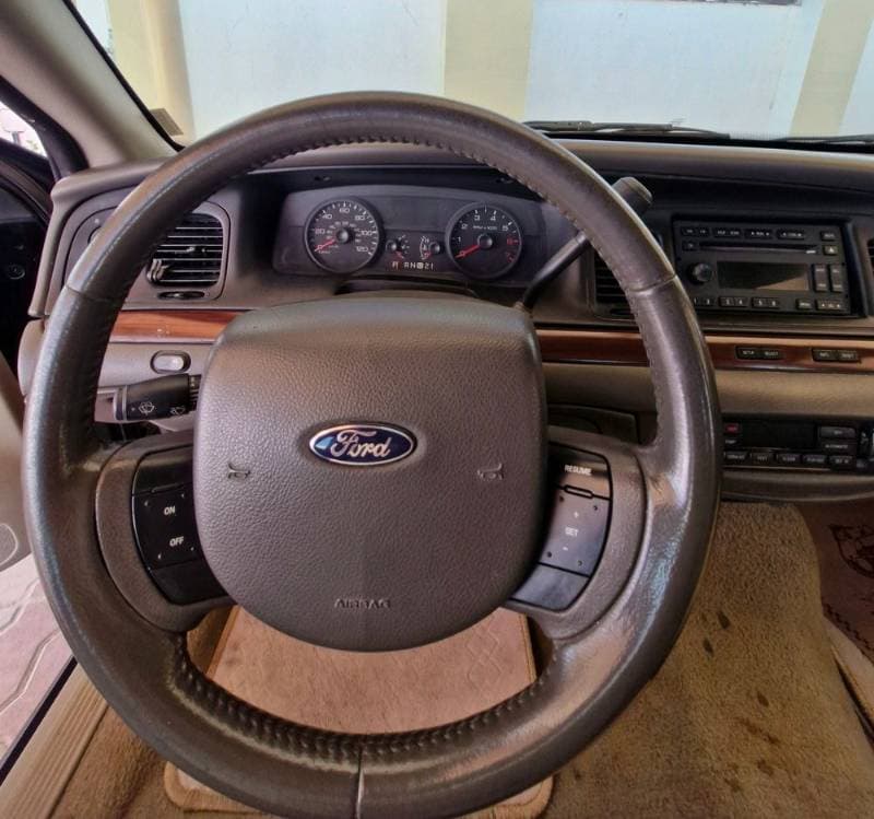 2011 Ford Crown Victoria thumbnail 4