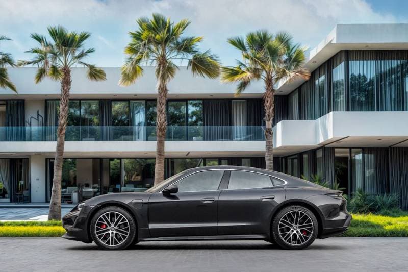 2021 Porsche Taycan thumbnail 4