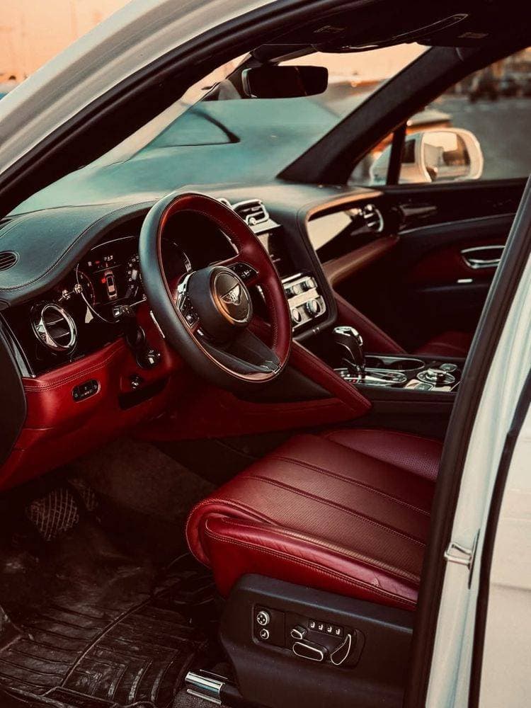 2024 Bentley Bentayga thumbnail 4