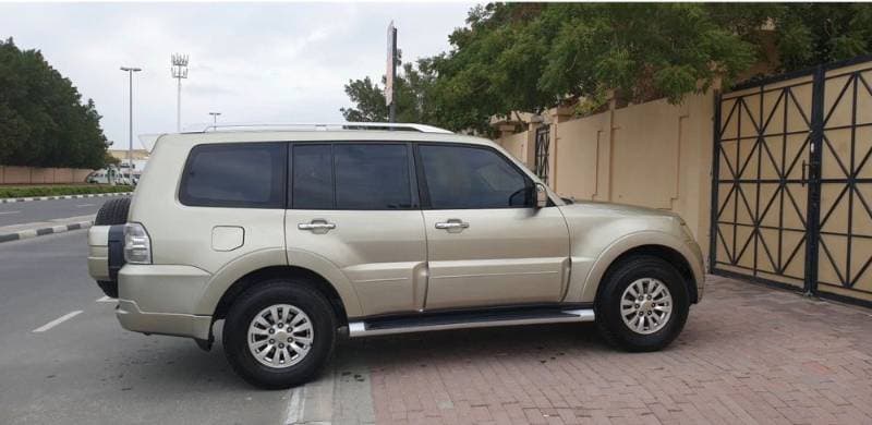 2010 Mitsubishi Pajero thumbnail 2