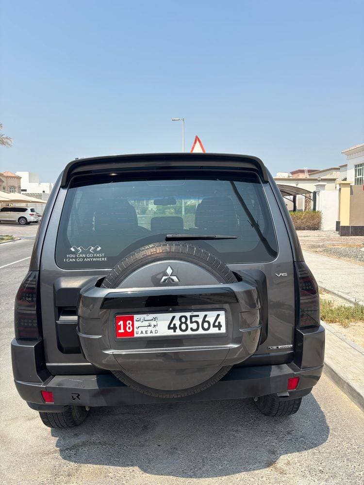 2012 Mitsubishi Pajero thumbnail 3