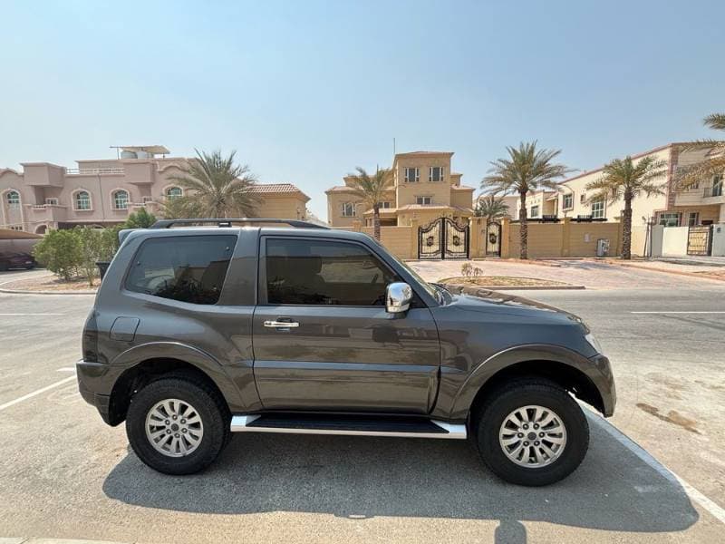 2012 Mitsubishi Pajero thumbnail 2