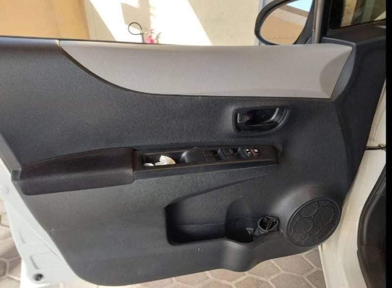2012 Toyota Yaris thumbnail 3